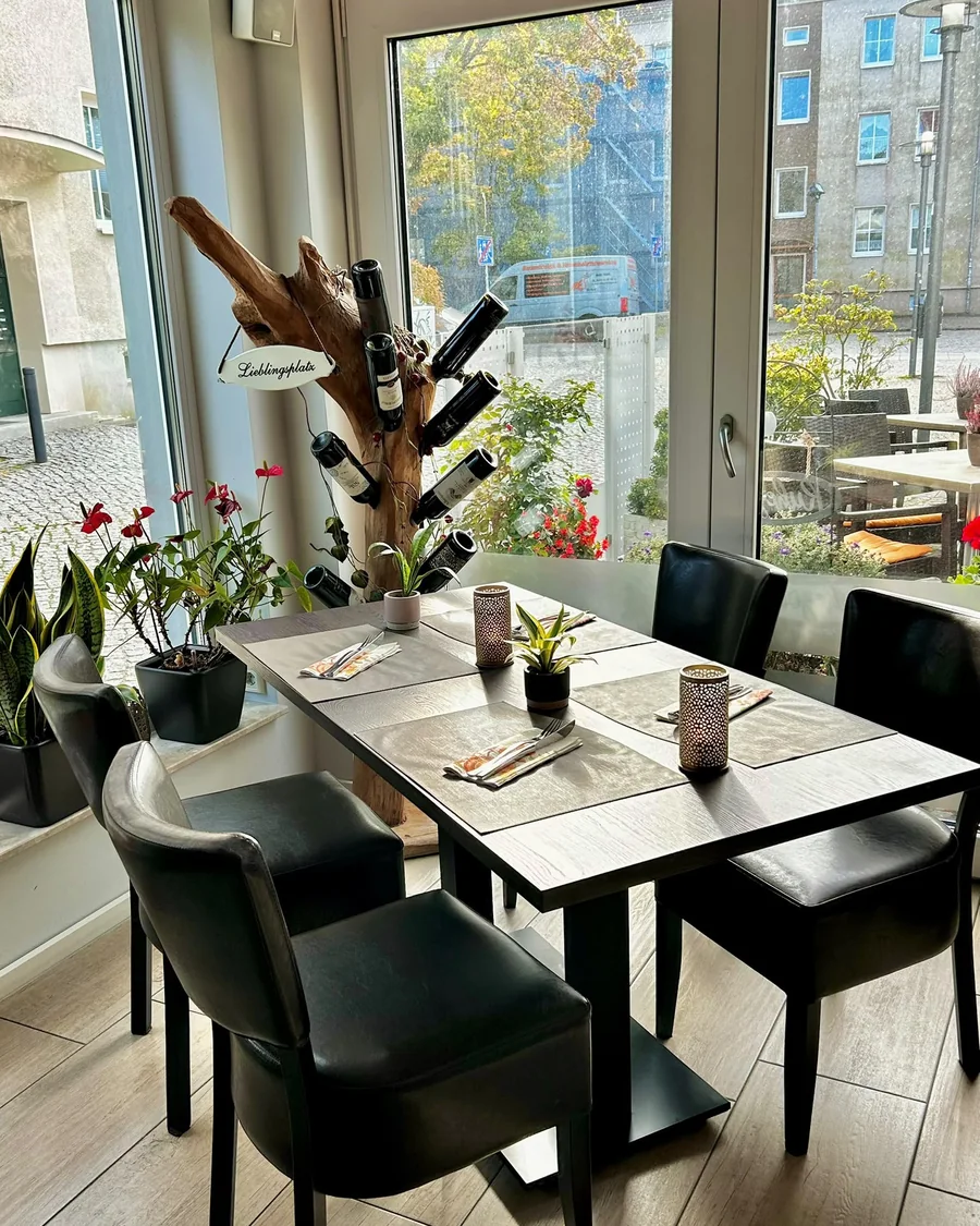 Lieblingsplatz, gedeckter Tisch am Fenster mit Blick auf die Terrasse