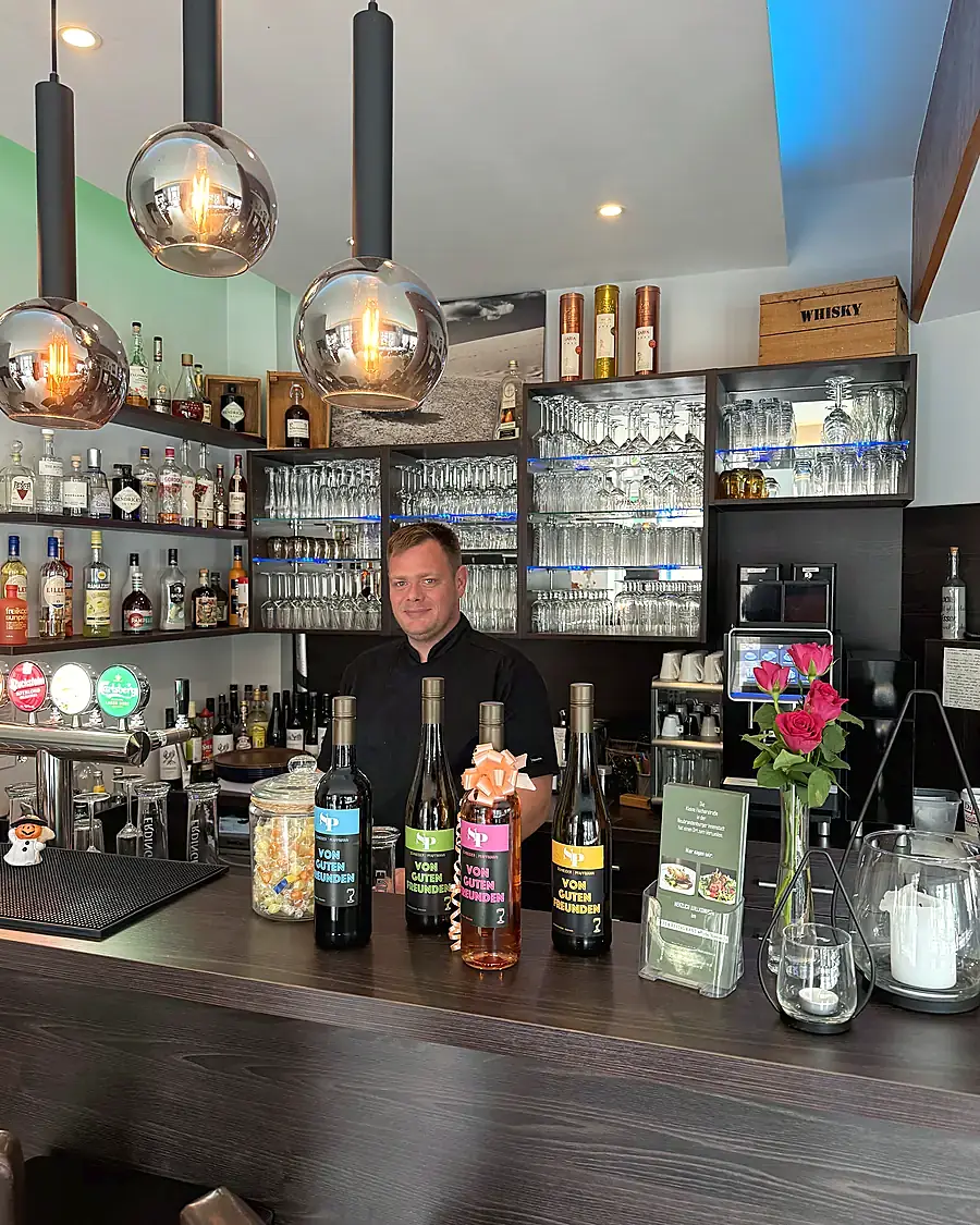 Inhaber Christian Dittmer hinter der Bar