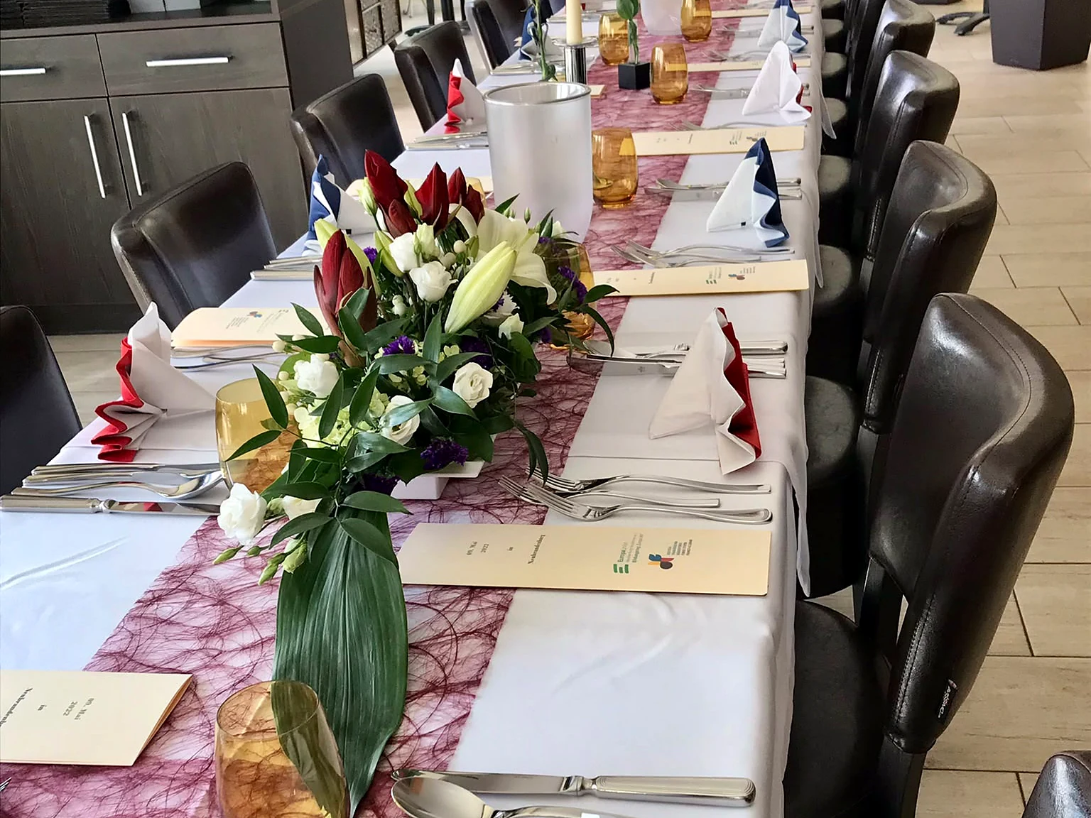 Festlich gedeckte Tafel mit Blumenschmuck im Restaurant Am Treptower Tor