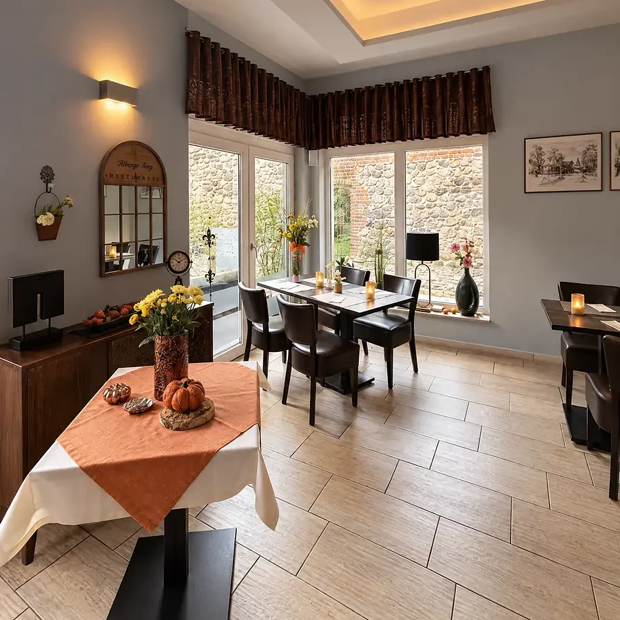 Herbstlich dekorierter Tisch im Gastraum des Café und Restaurant Am Treptower Tor